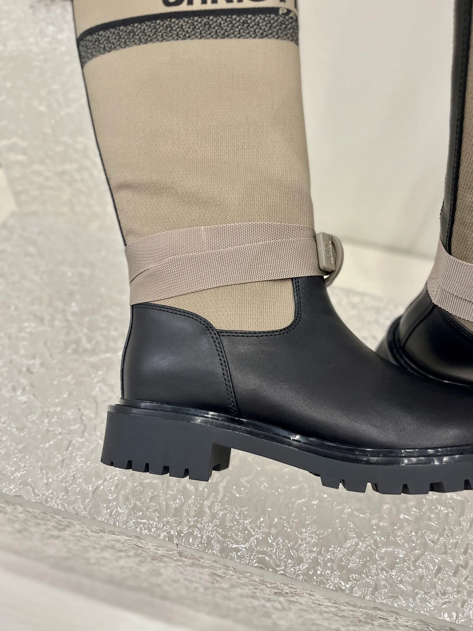 👟👟Ex-factory price 600👟👟 D-MAJOR Dior mid-calf boots This D-Major boot is elegant and full of personality. Crafted from technical fabrics and black calfskin, it draws inspiration from the Book Tote bag and features the CHRISTIAN DIO* signature. The adjustable straps and notched sole are embellished with CD initials as a finishing touch. Upper: technical fabric/cowhide lining: sheepskin lining Heel height: 3.5cm Tube height: about 32cm Tube circumference: 37cm Size: 35-39 (40/41 customization is not returnable)
